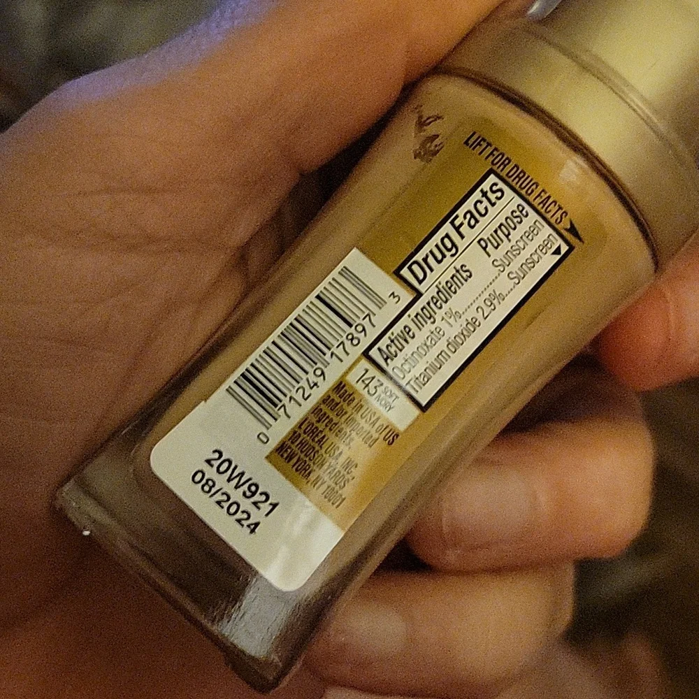 143 L'Oreal New Visible Lift Serum Absolute Foundation Light Ivory